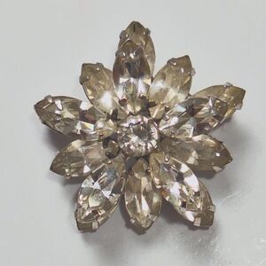 Vintage Weiss Silver Tone Clear Rhinestone Flower Brooch With Pin Stop